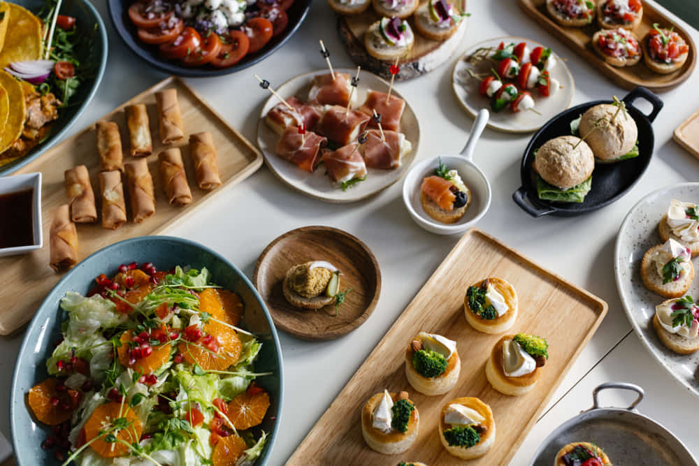 Bufet konferencyjny by Jelonek — pełny stół z tartaletkami, sałatką, rolkami naleśnikowymi, canape z serem i warzywami — catering dla firm w Krakowie