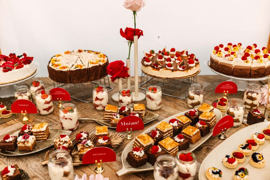 Realizacja weselna byJelonek: finger food na tacach