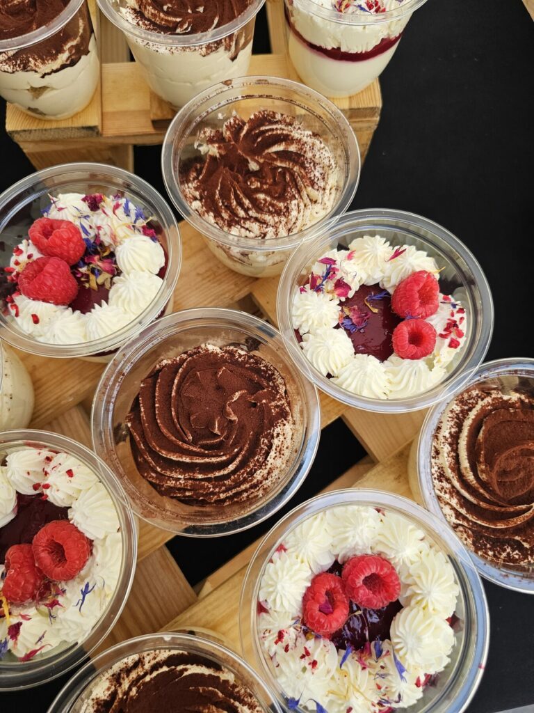 Mini desery w kubeczkach na słodki stół, catering urodzinowy byJelonek