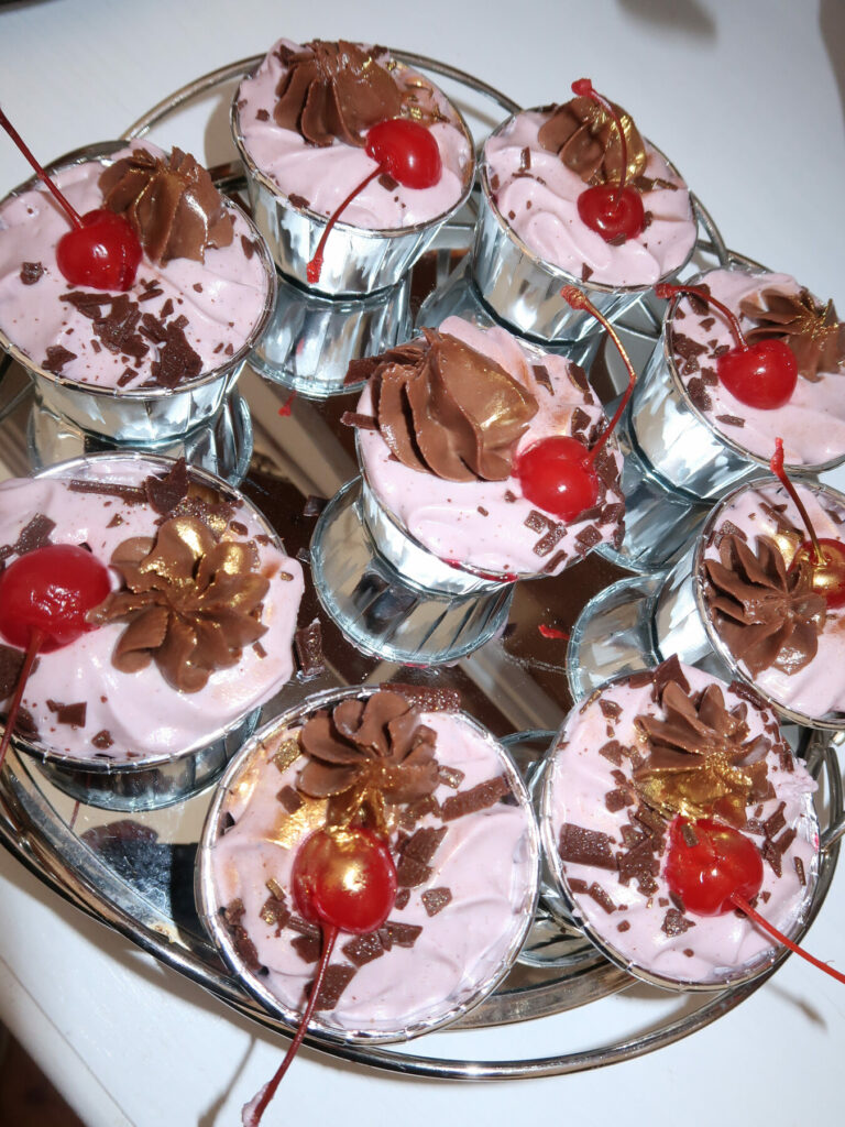 Kolorowe mini desery z wiśniami i czekoladą, candy bar urodzinowy byJelonek